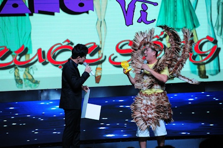 Phương Mỹ Chi bất ngờ xuất hiện trong liveshow Trấn Thành - 3 Tiết mục thời trang mở đầu chương trình