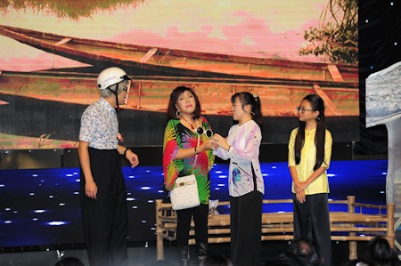 Phương Mỹ Chi bất ngờ xuất hiện trong liveshow Trấn Thành - 6 Phương Mỹ Chi và dì của mình cũng lên sân khấu