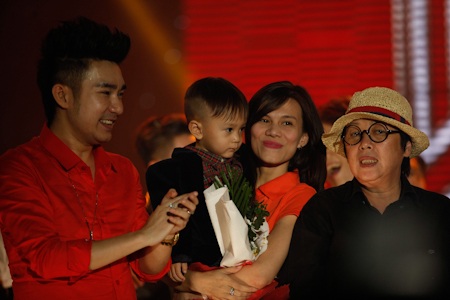 Thanh Thảo và Mr Đàm “khóa môi” trên sân khấu - 10 Bạn bè tới mừng liveshow Thanh Thảo