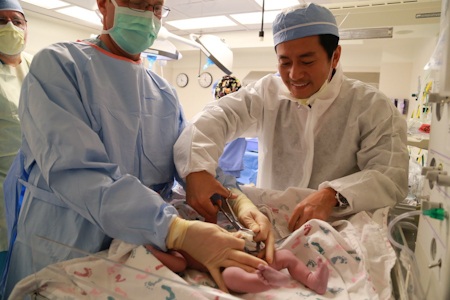 Trương Minh Cường hạnh phúc cắt rốn cho con gái