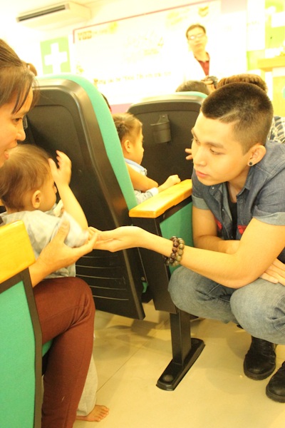 Ngô Thanh Vân miệt mài vì các em nhỏ bệnh tim - 5 Các thành viên nhóm nhạc 365 rất nhiệt tình với các hoạt động từ thiện của sư phụ