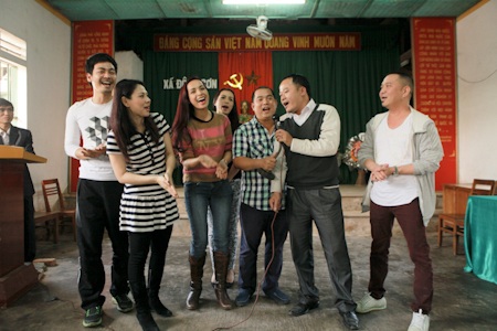 Thuý Hằng, Thuý Hạnh, Thanh Thảo, Phan Anh mang tết lên vùng cao - 10 Không chỉ tặng quà, các nghệ sĩ còn tranh thủ hát tặng người dân