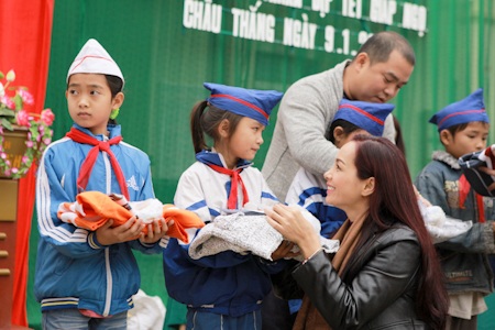 Thuý Hằng, Thuý Hạnh, Thanh Thảo, Phan Anh mang tết lên vùng cao - 11 Không chỉ tặng quà, các nghệ sĩ còn tranh thủ hát tặng người dân