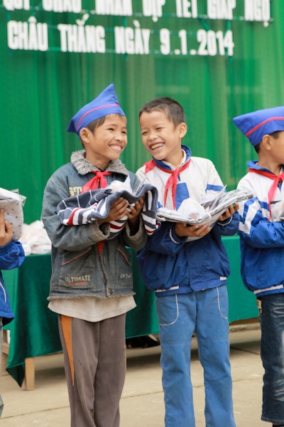 Thuý Hằng, Thuý Hạnh, Thanh Thảo, Phan Anh mang tết lên vùng cao - 15 Nụ cười hạnh phúc của các em khi nhận được quà