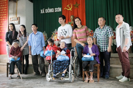 Thuý Hằng, Thuý Hạnh, Thanh Thảo, Phan Anh mang tết lên vùng cao - 2 Đoàn đã tặng nhiều phần quà cho các cụ già neo đơn và trẻ em nghèo