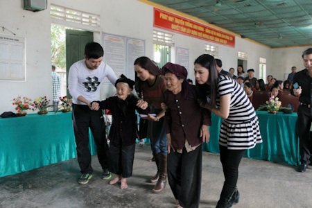 Thuý Hằng, Thuý Hạnh, Thanh Thảo, Phan Anh mang tết lên vùng cao - 4 Nhiều cụ già rất khó khăn trong việc di chuyển nên các nghệ sĩ đã phải giúp từng cụ một