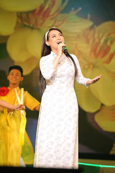 Ca sĩ Phi Nhung b