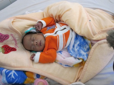 Bé gái bị cha mẹ đốt, chôn sống sắp được ra viện - 1 Bé gái bị cha mẹ đốt, chôn sống sắp được ra viện - 1