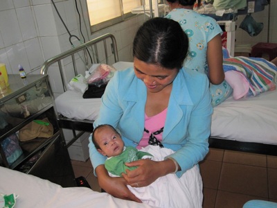 Bé sơ sinh bị cha mẹ đốt đã thôi phải thở máy - 2 Bé sơ sinh bị cha mẹ đốt đã thôi phải thở máy - 2