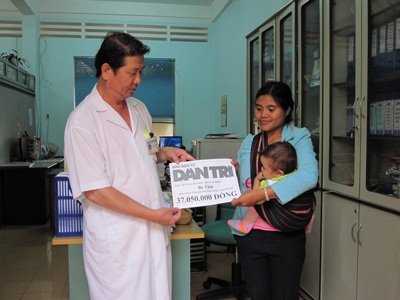 Bé sơ sinh bị cha mẹ đốt đã thôi phải thở máy - 1 Bé sơ sinh bị cha mẹ đốt đã thôi phải thở máy - 1