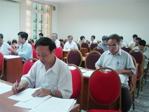 Không để cảnh nhếch nhác chờ nhận tiền chấm thi! - 1 Không để cảnh nhếch nhác chờ nhận tiền chấm thi! - 1
