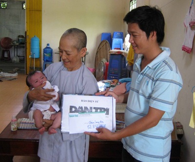 Quà nhân ái tiếp tục đến với 4 cháu bé ở chùa Long An - 1 Quà nhân ái tiếp tục đến với 4 cháu bé ở chùa Long An - 1