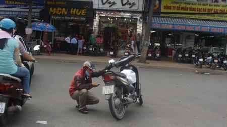 Dư luận bức xúc vì hành vi “hôi của” vẫn tiếp diễn - 2