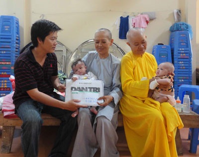 Quà bạn đọc tiếp tục đến với 4 bé ở chùa Long An - 1