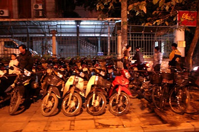 Các bãi trông xe vẫn “lách” quy định - 1 Các bãi trông xe vẫn “lách” quy định - 1
