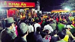 Tranh luận nảy lửa quanh việc cấm hay không phát ấn đền Trần - 2 Tranh luận nảy lửa quanh việc cấm hay không phát ấn đền Trần - 2