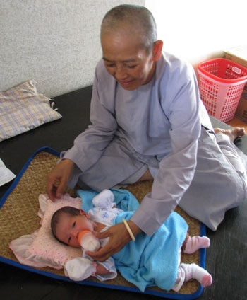 Một sinh linh bé nhỏ bị bỏ rơi trên xe khách - 2