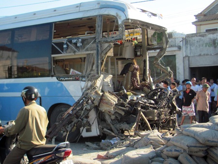 Cần chế tài mạnh hơn với xe khách “nhồi nhét”... - 1 Cần chế tài mạnh hơn với xe khách “nhồi nhét”... - 1