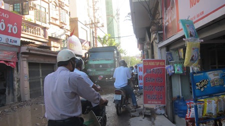 Bạn đọc “tố” thêm nhiều con đường đau khổ giữa thủ đô - 1