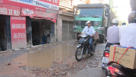 Bạn đọc “tố” thêm nhiều con đường đau khổ giữa thủ đô - 2