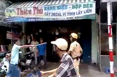 Dư luận lên án hành vi chống người thi hành công vụ - 1