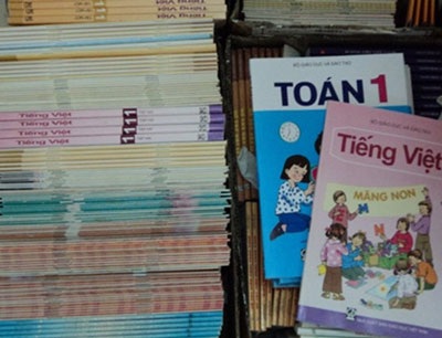 Tăng giá sách giáo khoa có ảnh hưởng tới học sinh nghèo? - 1 Tăng giá sách giáo khoa có ảnh hưởng tới học sinh nghèo? - 1