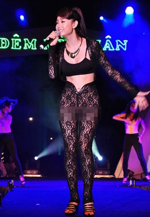 Cần chấn chỉnh ngay trang phục biểu diễn của giới nghệ sĩ - 1