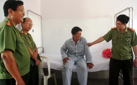 “Hiệp sĩ” bị côn đồ tấn công: Đừng để người ngay phải sợ kẻ gian - 1 “Hiệp sĩ” bị côn đồ tấn công: Đừng để người ngay phải sợ kẻ gian - 1
