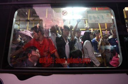 Để xe buýt đủ sức thu hút người dân... - 2