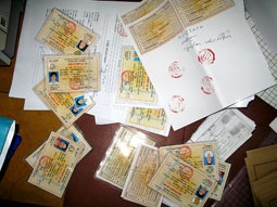 Hệ lụy đau lòng trước nạn “mua bán” bằng cấp  - 1