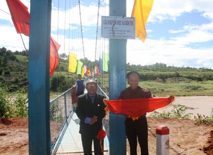 Đừng để con trẻ phải bơi qua sông đến trường!  - 2