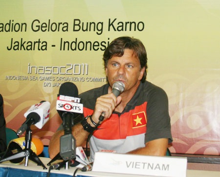 Vụ sa thải HLV Falko Goetz gặp “sóng gió” dư luận - 1 Vụ sa thải HLV Falko Goetz gặp “sóng gió” dư luận - 1