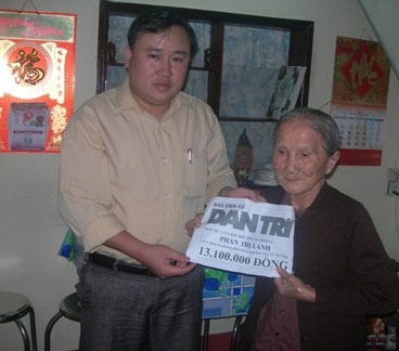Hơn 13 triệu đồng đến với bà cụ 95 tuổi...  - 1
