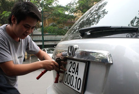 Tăng phí đăng ký ôtô để giảm xe cá nhân... thiếu khả quan - 1