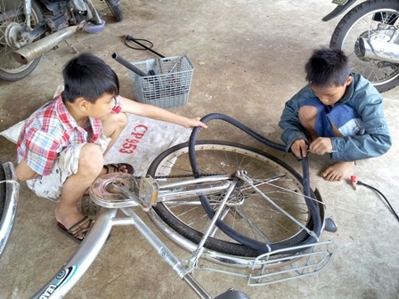 Bé nào cũng được tập cho thói quen tự lập từ sớm nên rất chăm chỉ, tháo vát