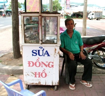 Mắt trái của ông Tâm ngày càng lồi ra, chi chít những đường gân máu, thị lực giảm sút