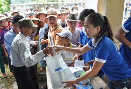 “Hành trình Tiết kiệm điện” đến Quảng Nam - 1 Đông đảo người dân Quảng Nam tham gia hưởng ứng “Hành trình Tiết kiệm điện”