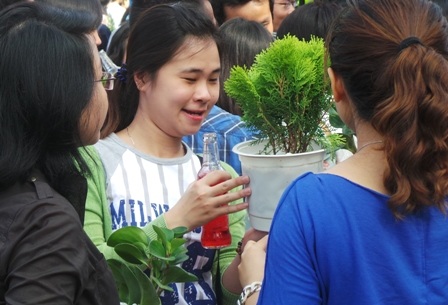 Bão Haiyan, lũ kép đánh thức trách nhiệm vì môi trường trong giới trẻ - 2 Niềm vui của các bạn trẻ TPHCM khi tham gia chương trình đổi nắp chai lấy cây xanh