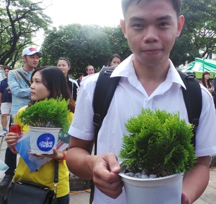 Bão Haiyan, lũ kép đánh thức trách nhiệm vì môi trường trong giới trẻ - 3 Niềm vui của các bạn trẻ TPHCM khi tham gia chương trình đổi nắp chai lấy cây xanh