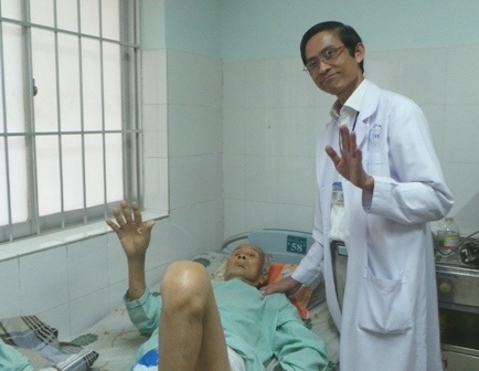 Cụ N.V.T vui vẻ giơ tay chào mọi người khi