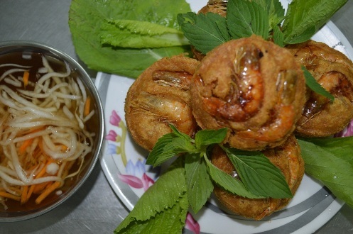 Ăn miếng bánh cóng… lòng không muốn về - 6 Chiên bánh cóng cũng là một nghệ thuật: Phải căn lửa vừa đủ để bánh chín vàng, giòn, xốp vừa phải!