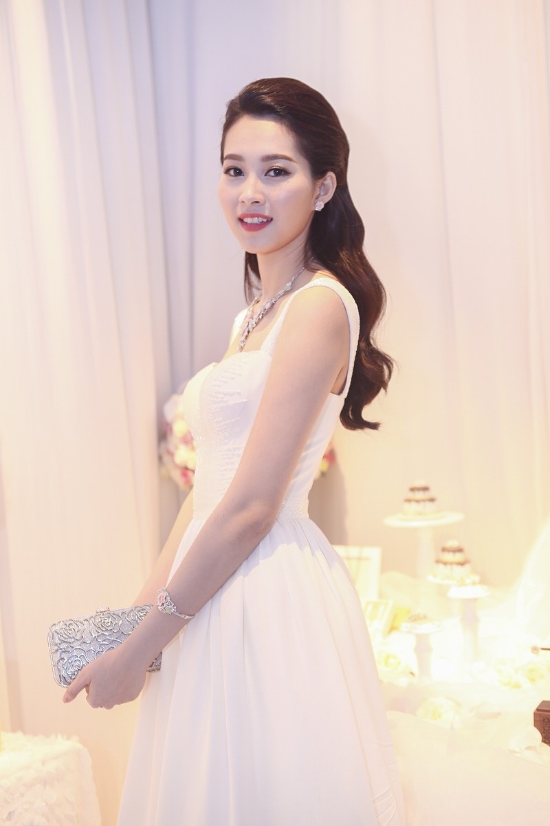 Hoa hậu Thu Thảo trở thành “cô dâu đáng mơ ước nhất” - 9 Hoa hậu như nàng công chúa nhỏ lạc vào thế giới cổ tích.