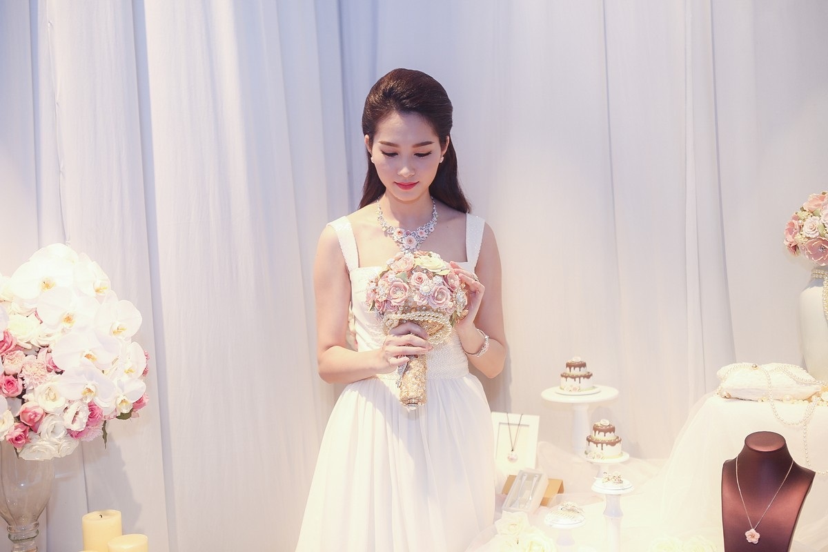 Hoa hậu Thu Thảo trở thành “cô dâu đáng mơ ước nhất” - 10 Nhiều người lại xem cô như là “cô dâu đáng mơ ước nhất”.