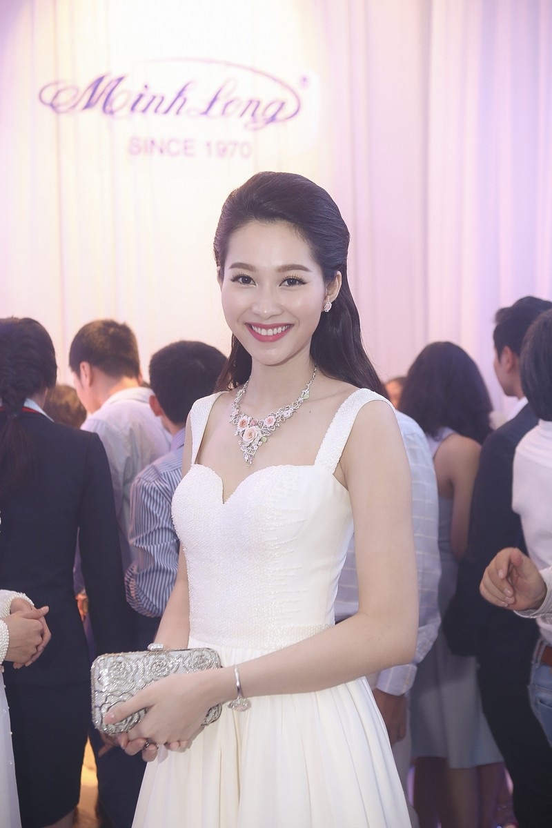 Hoa hậu Thu Thảo trở thành “cô dâu đáng mơ ước nhất” - 12 Nhiều người lại xem cô như là “cô dâu đáng mơ ước nhất”.