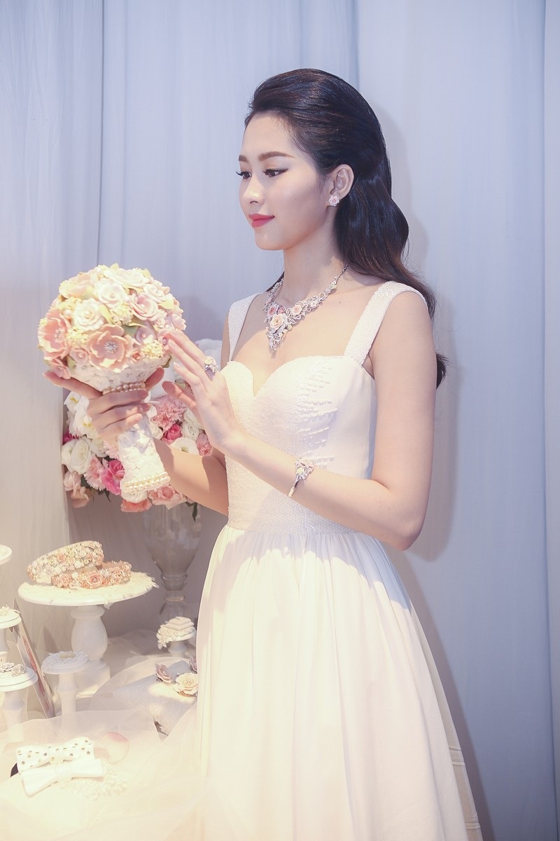 Hoa hậu Thu Thảo trở thành “cô dâu đáng mơ ước nhất” - 11 Nhiều người lại xem cô như là “cô dâu đáng mơ ước nhất”.