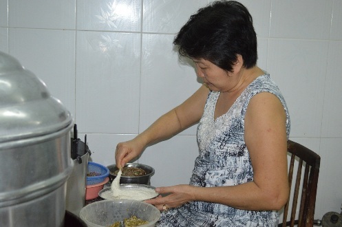 Ăn miếng bánh cóng… lòng không muốn về - 2 Suốt 30 năm làm bánh, chưa một ngày bà Út Lư và các con nghỉ, trừ các ngày lễ tết