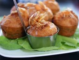 Ăn miếng bánh cóng… lòng không muốn về - 1 Những chiếc bánh cóng giòn rụm của bà Út Lư nức tiếng khắp đất Tây Đô