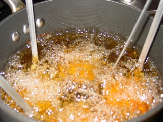 Chiên bánh cóng cũng là một nghệ thuật: Phải căn lửa vừa đủ để bánh chín vàng, giòn, xốp vừa phải!