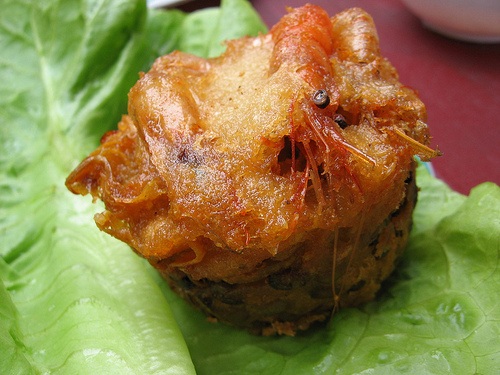 Ăn miếng bánh cóng… lòng không muốn về - 5 Chiên bánh cóng cũng là một nghệ thuật: Phải căn lửa vừa đủ để bánh chín vàng, giòn, xốp vừa phải!