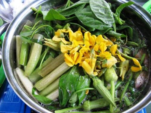 Canh chua bông điên điển xứ bưng biền - 2 Bông điên điển được hái ngon nhất là vào buổi chạng vạng, bông vừa hé nhụy, rất tươi ngon
